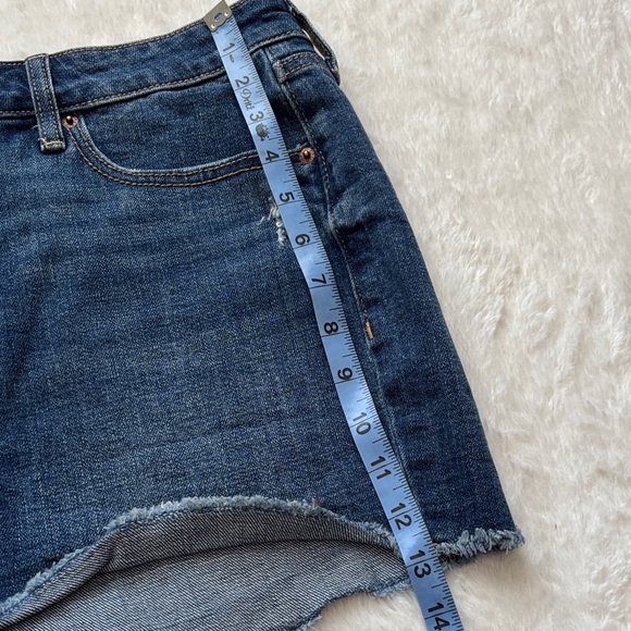 Old Navy Denim Blue Women's Shorts NWOT never worn size 12 - Picture 3 of 8